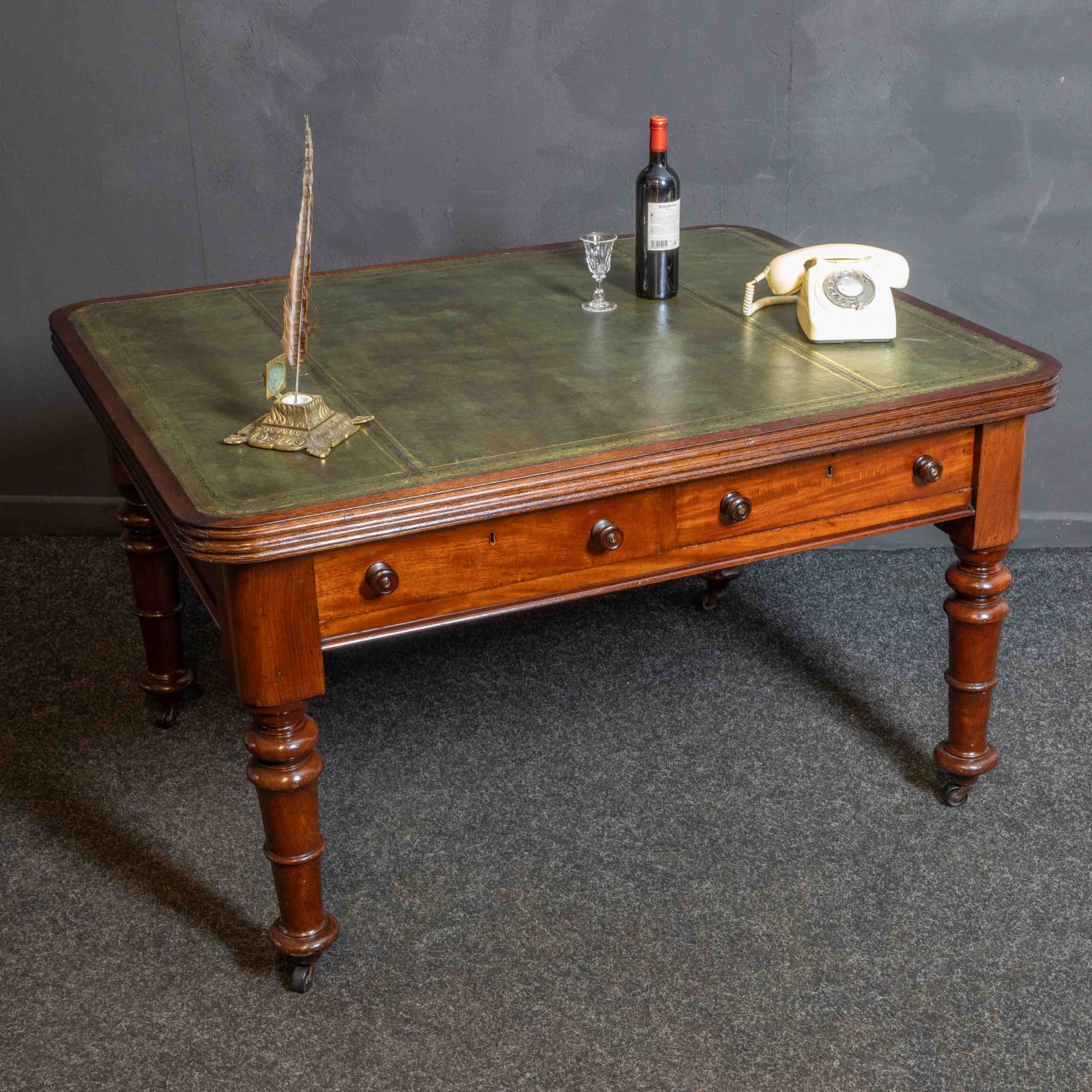 Victorian Partners Desk